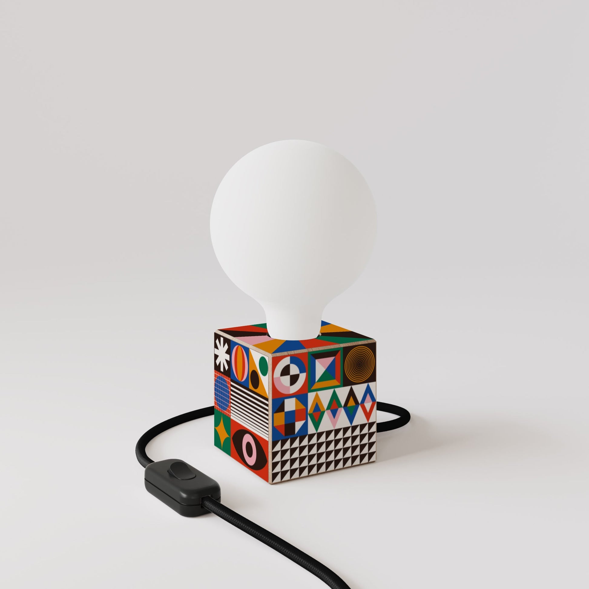 Lampada da tavolo Cubetto con lampadina globo effetto porcellana - PosterLad - Creative Cables