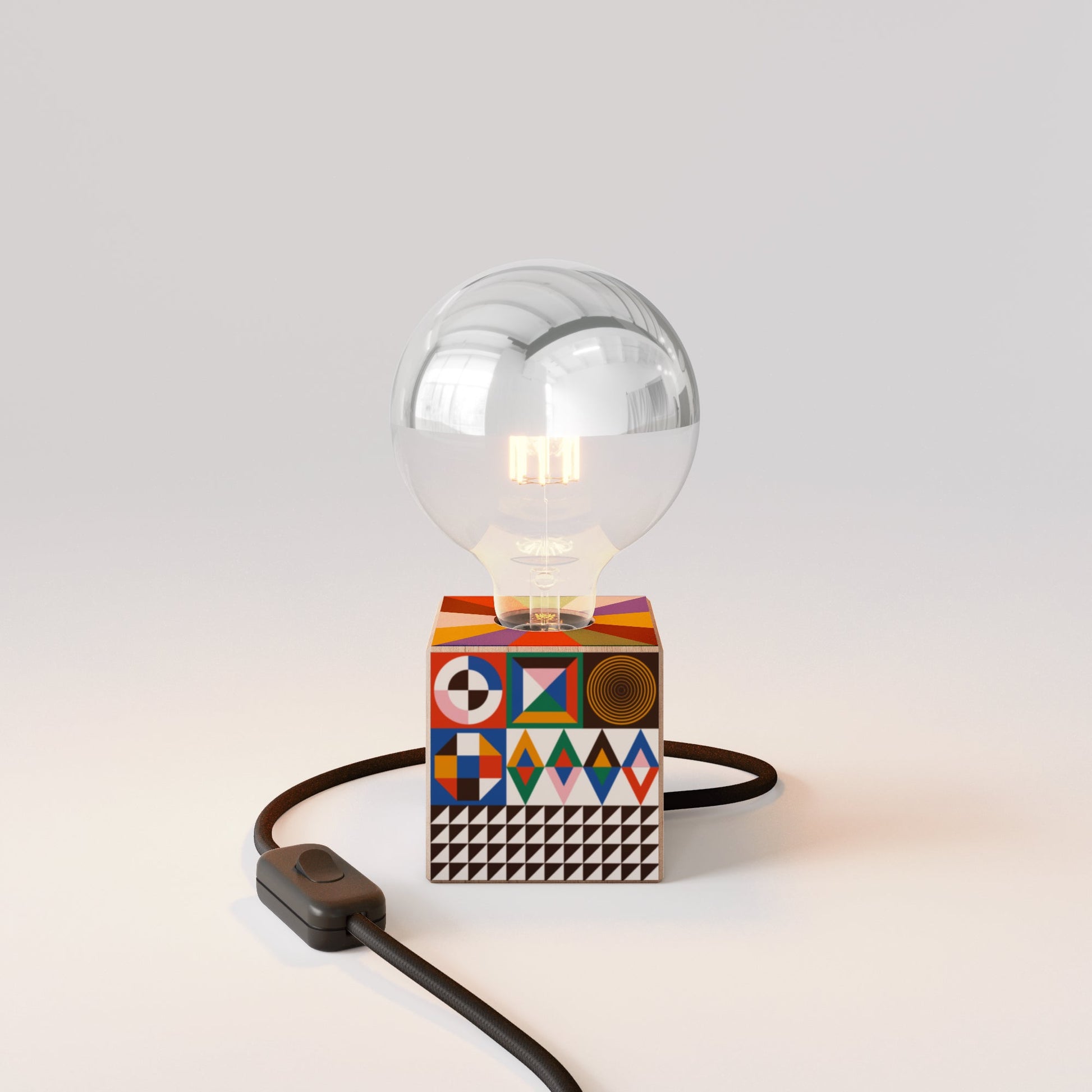 Lampada da tavolo Cubetto con lampadina globo mezza sfera argento - PosterLad - Creative Cables