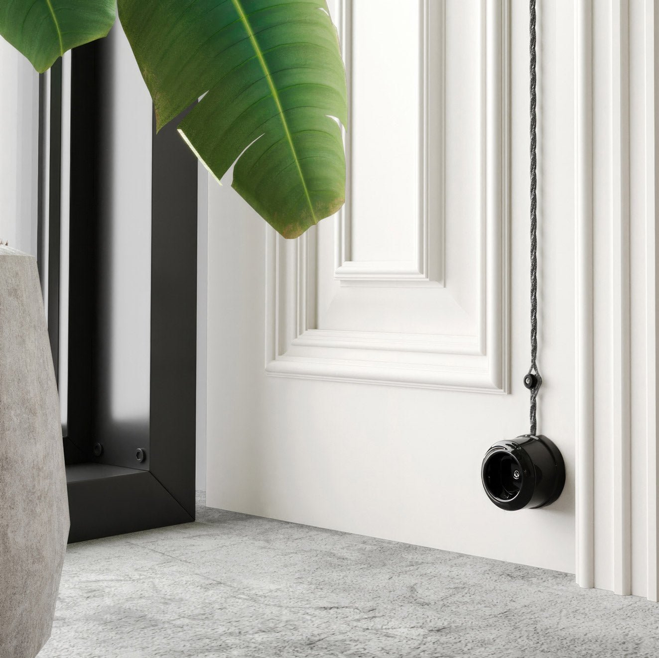 Presa Schuko in porcellana da parete - Nero